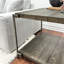 Table de bout de salon. Structure en métal, surface en bois. Aspect graphite vieilli. Tablette de rangement fixe. Intérieur contemporain. Structure de l 23 po x P 27 po x H 24 po pour une construction chic. Design extra moderne.