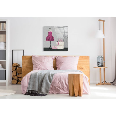 «Dress Fitting Boutique Sq II» par Marco Fabiano, art mural en verre acrylique, 36 po x 36 po