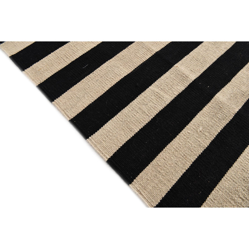 Tapis noir et blanc 8x11