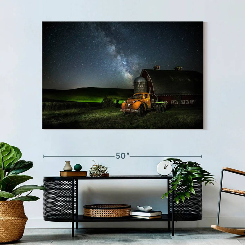Lilie Red Barn and Tractor Under Milky Way Palouse, H 34 po x l 51 po