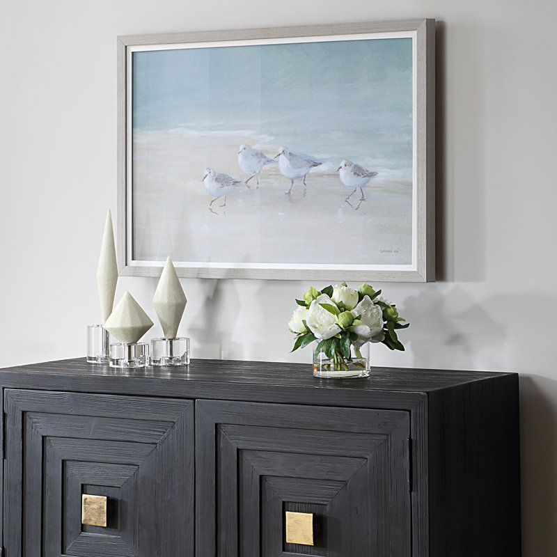 «Tranquil Shorebirds On The Sand», reproduction encadrée