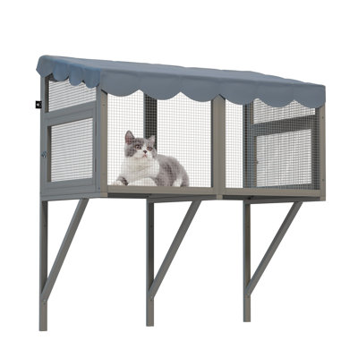 Le chalet pour chat côté fenêtre