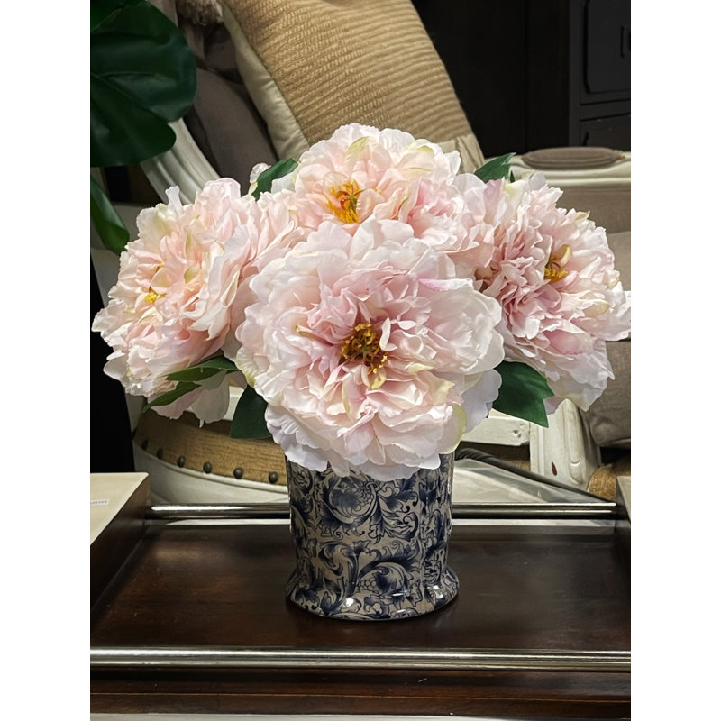 Arrangement floral de pivoines dans un vase