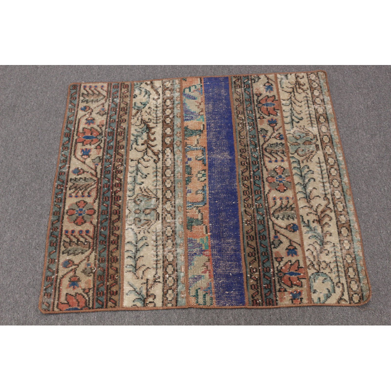 Le tapis rétro brun Oushak est idéal pour être utilisé comme tapis de porte ou comme pièce décorative extérieure