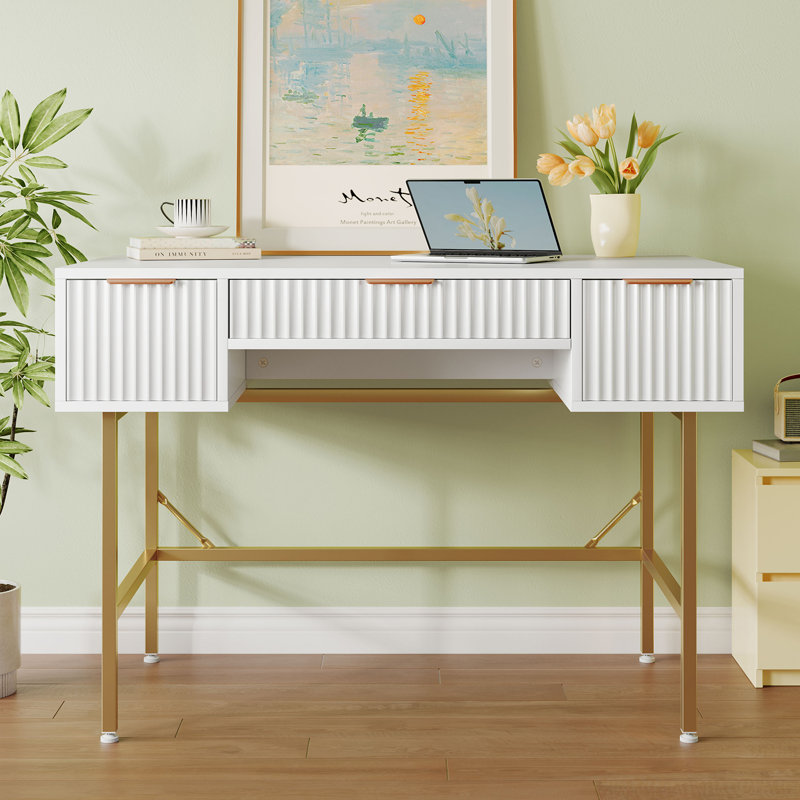 Bureau d'écriture 47 po blanc pour bureau à domicile, coiffeuse cannelée avec 3 tiroirs et pieds dorés