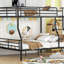 Lit double superposé au-dessus de grand lit double en métal-392649075
