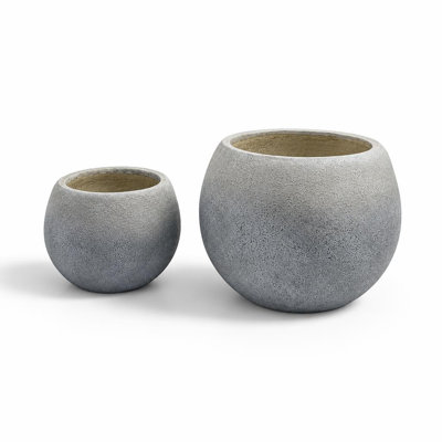 Ensemble de 2 grands pots ronds au fini texturé, légers et en oxyde de magnésium, avec trous de drainage. Ces pots décoratifs conviennent à une utilisation intérieure et extérieure (jardin, terrasse, balcon). Deux tailles assorties pour une grande variété de plantations et une décoration harmonieuse.