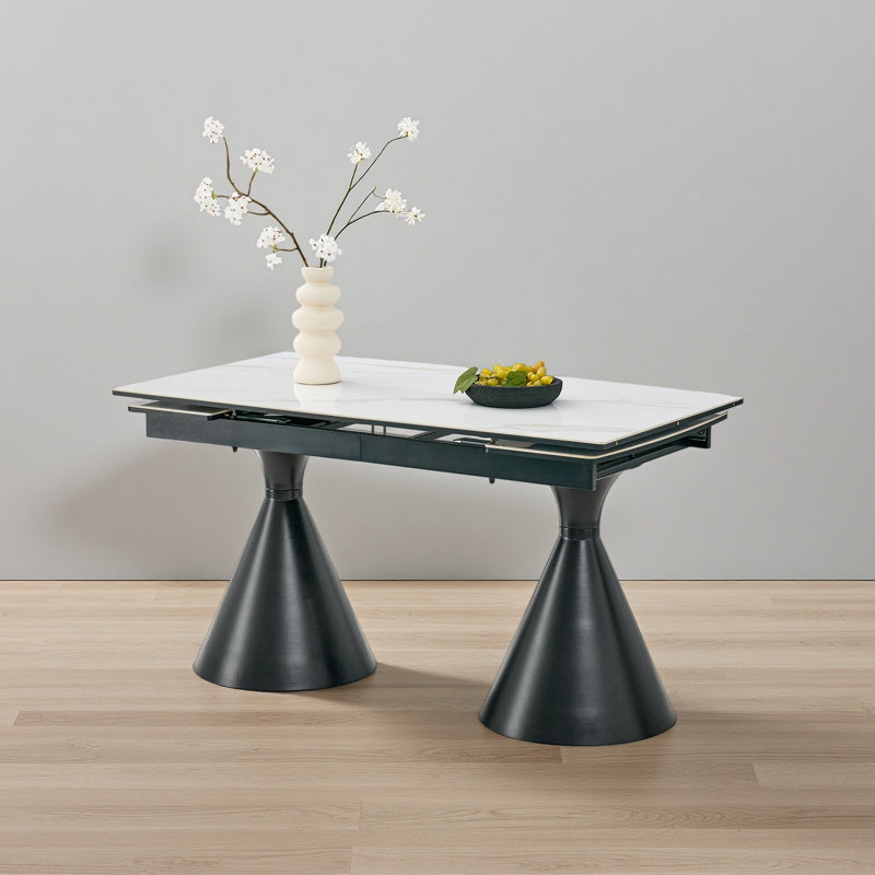 Table de salle à manger extensible avec plateau en pierre: plateau de table en marbre avec pieds fuselés en métal. Une table de salle à manger rectangulaire d'inspiration moderne et luxueuse pour un usage domestique