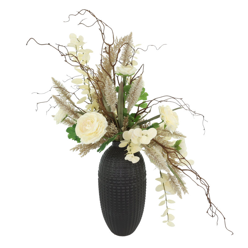 Renoncule, eucalyptus et pampa disposés dans un vase en céramique