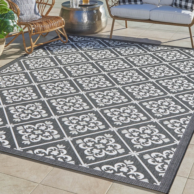 Tapis d'intérieur / extérieur en polypropylène tissé à plat à motif floral noir / blanc Solterra Greti