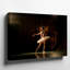 Toile «A Graceful Ballet Dancer Pose In A Dramatic Spotlightinging Wall Art», sa silhouette élégante sur fond de toile d'art riche-177665235