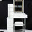Table de chevet gauche 29,2 po avec tabouret rembourré, station de charge 2 AC + 2, miroir à DEL tactile tricolore réglable, armoire blanche pour petite chambre