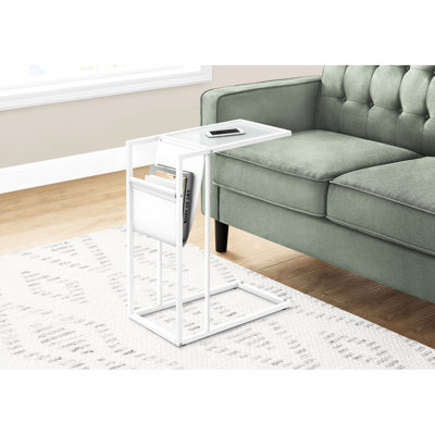 Table d'appoint de salon contemporain avec base en métal blanc et rangement pratique pour magazines en verre trempé givré