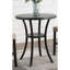 Ensemble de table de bar élégant et fonctionnel avec chaises de pub cloutées pour une expérience culinaire confortable.
