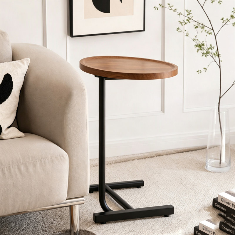 Table d'appoint en forme de C avec plateau en MDF et structure métallique robuste, idéale pour les petits espaces.