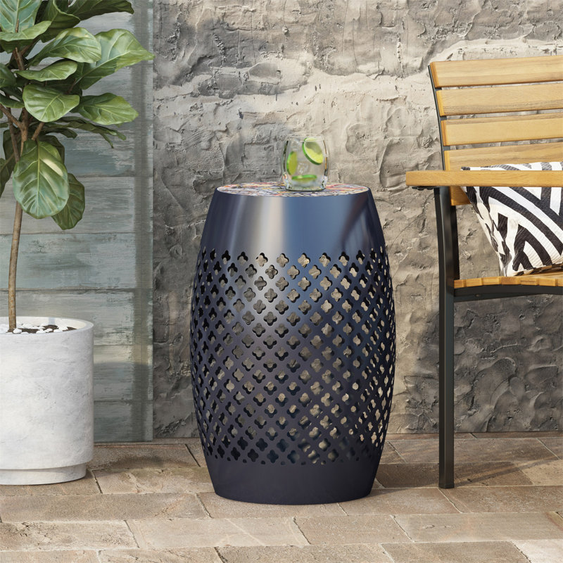 Charmante table d'appoint d'extérieur au design exquis pour des espaces élégants