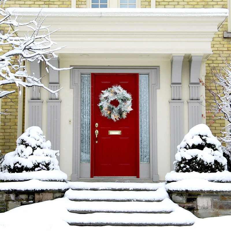 24-Inch Artificial Christmas Wreath with Pinecones and Snow Flocking