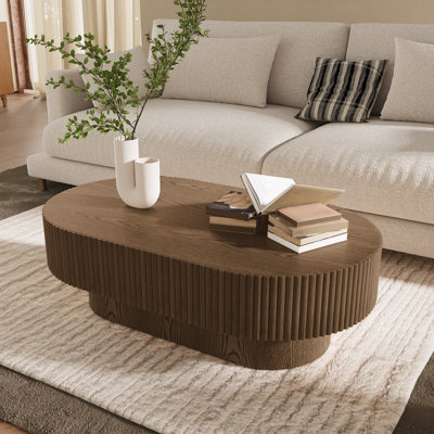 Table basse ovale en bois massif l 43,7 po avec motif cannelé