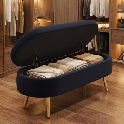 Le repose-pieds avec rangement, fabriqué en tissu de flanelle douce, peut servir à la fois de repose-pieds et de siège supplémentaire, avec des pieds en métal robustes.