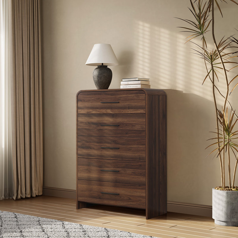 Commode 5 tiroirs 47,4 po en noyer de style moderne Mid-Century pour le rangement dans la chambre à coucher