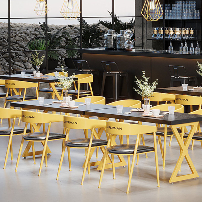 Table et chaises de style industriel
