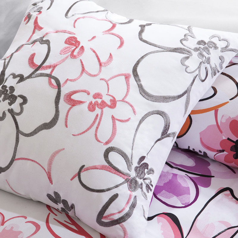 Très grand / très grand lit avec édredon à motif floral rose et coussins décoratifs