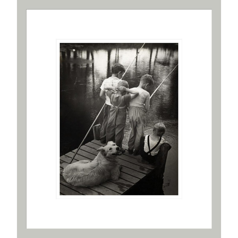 Chiens surveillant les garçons de la pêche par Inconnu - Impression giclée encadrée, 16.04" H x 13.75" W