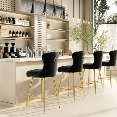 De 2 tabourets de bar noirs en velours à hauteur de comptoir avec pieds en métal, garniture de boutons et têtes de clous, conception à oreilles pour îlot de cuisine, salle à manger, pub. Siège haute rembourré en mousse haute densité, réglable