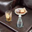 Chaise en similicuir avec console