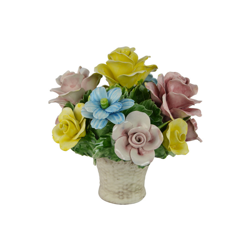 Arrangement de roses dans un panier