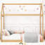 Lit simple en bois de pin - une charmante chambre à coucher