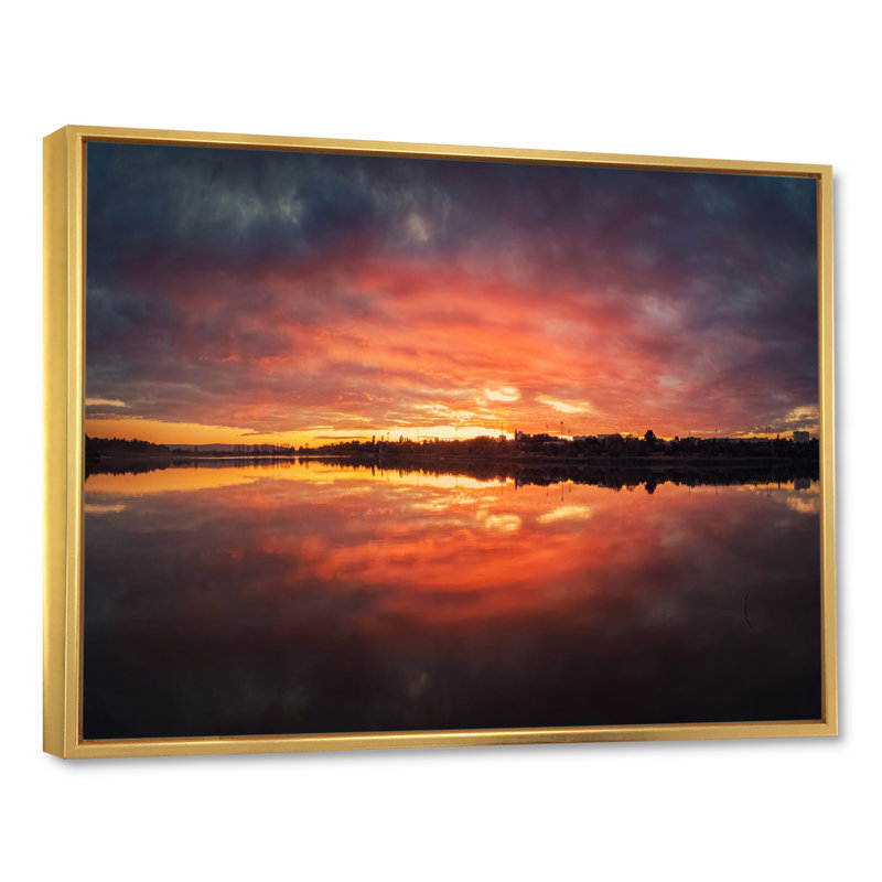 «Bold Sunset Panorama over Delia Lake» - photographie sur toile, H 24 po x l 32 po, Cadre flottant doré