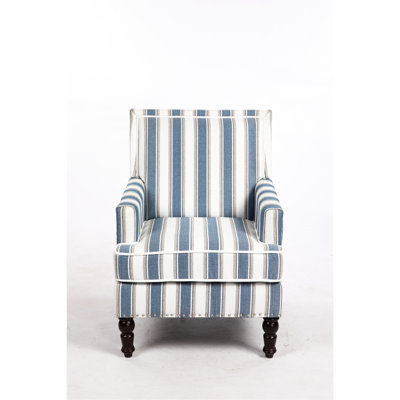 Fauteuil de salon vintage avec lin rayé bleu et blanc, garniture cloutée, décor de chaise confortable et de pièce, sièges confortables de style