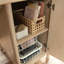 Bureau d'ordinateur brun de style transitionnel avec un grand plateau et de nombreux tiroirs de rangement, idéal pour l'organisation de la maison.