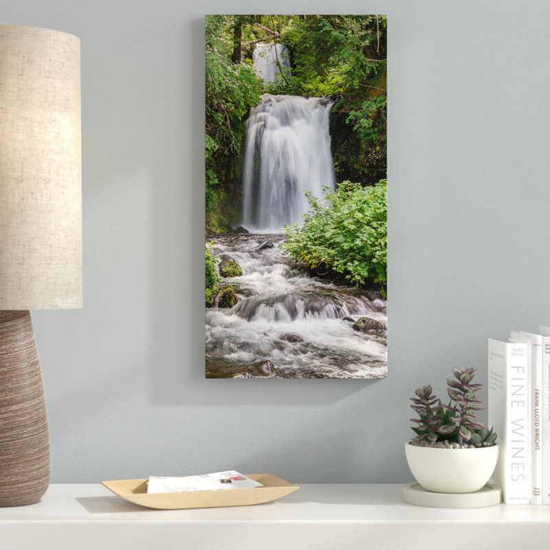 « simple chutes », reproduction de photo, H 36 po x l 18 po x P 0,75 po, Toile tendue