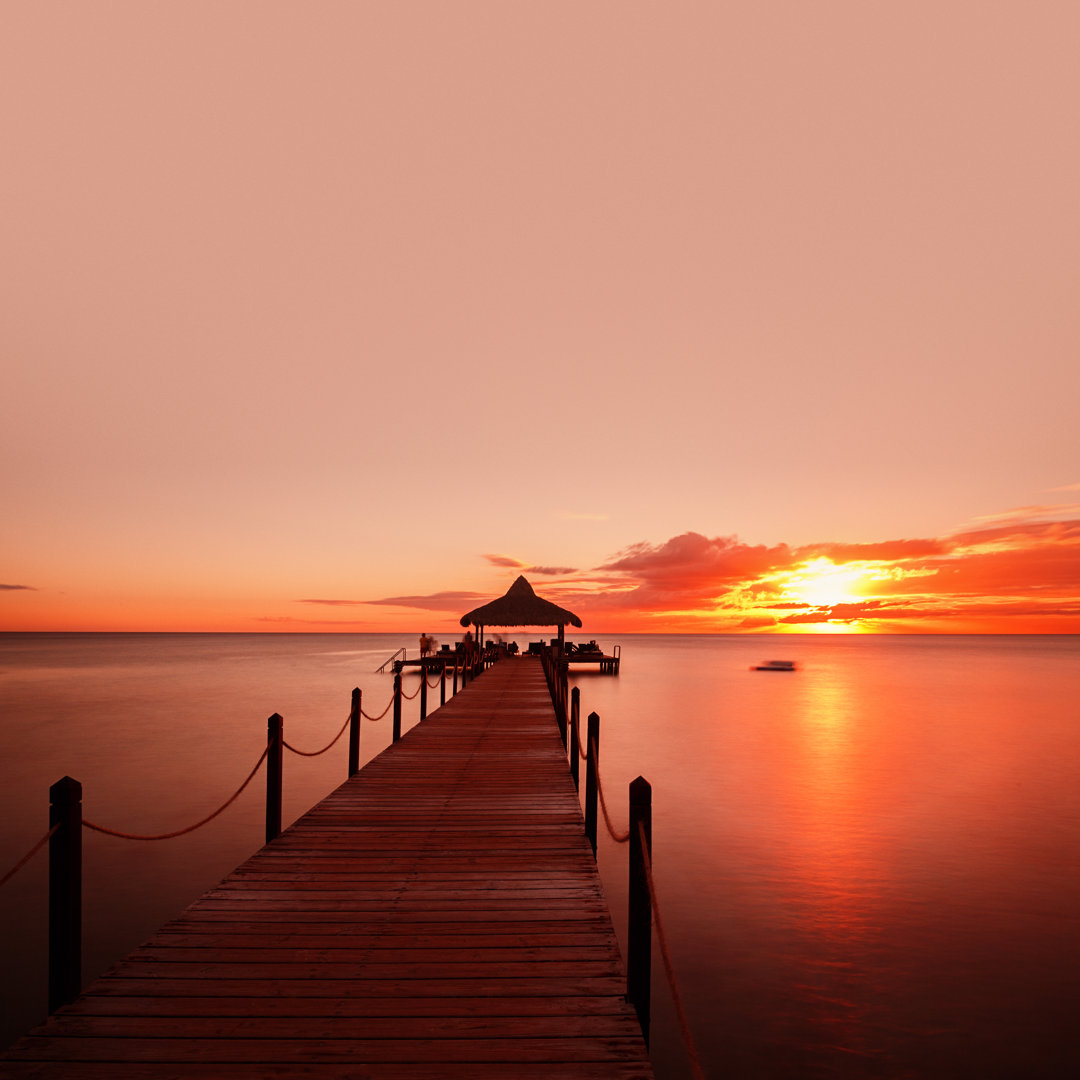 Pier an einem karibischen Strand