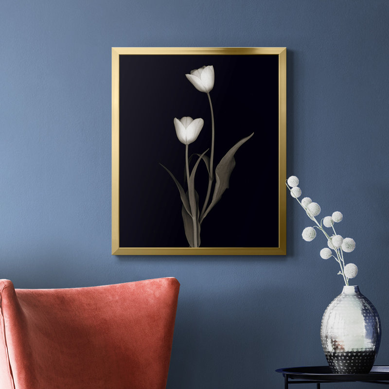 «Tulip Pose II», toile encadrée de qualité supérieure - prête à être accrochée, H 24 po x l 20 po, Argent patiné
