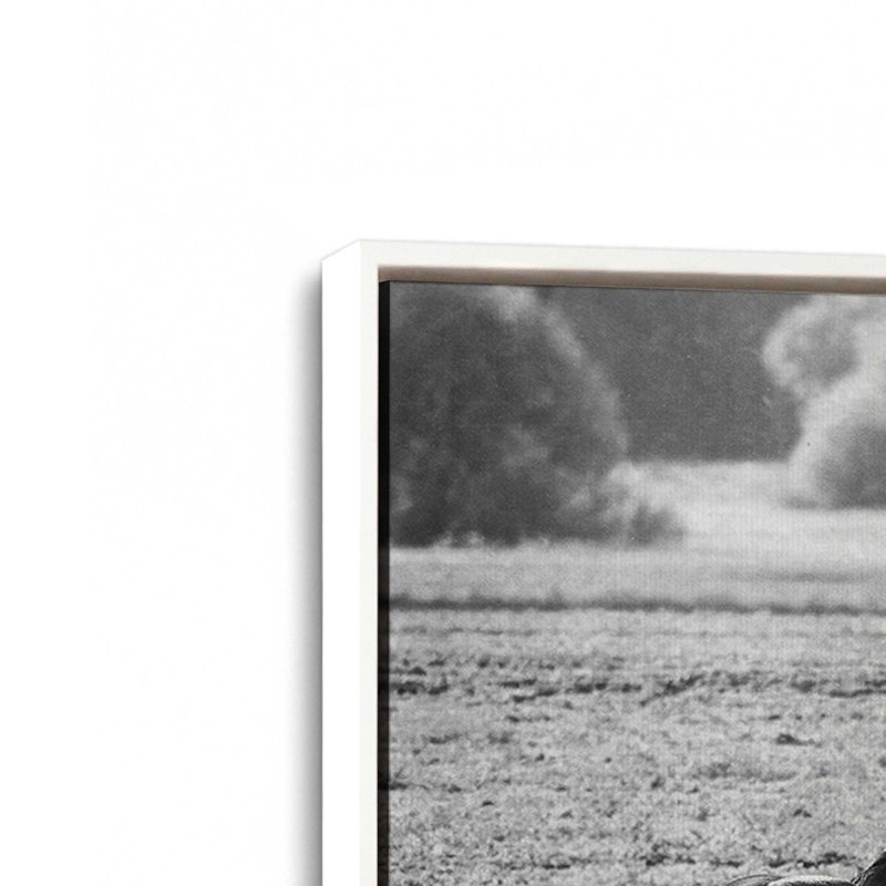 «Waiting» par Nathan Larson, reproduction d'art, L 12 po x H 8 po, Blanc, Toile avec cadre