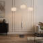 Lampadaire arqué moderne et luxueux à plusieurs têtes, orné de détails cristallins et d'un design drapé, idéal pour le salon.
