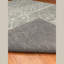 Tapis géométrique gris / blanc en laine noué à la main 6 pi x 9 pi