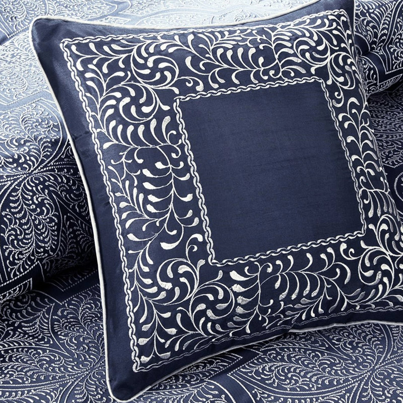 8 groupement d'édredon bleu marine. Rénovation de chambre à coucher gracieuse. Avec détails argentés sur marine. Contient 1 édredon, 2 taies décoratives, une jupe de lit européenne et des coussins décoratifs. Paquet 100% 8 pièces exquis