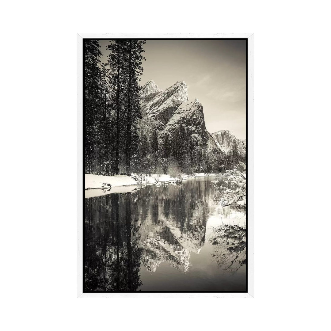 Die drei Brüder über dem Merced-Fluss im Winter, Yosemite-Nationalpark, Kalifornien, USA I von Russ Bishop - Galerie-ver...