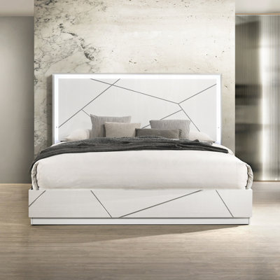 Mobilier de chambre à coucher contemporain: grand lit avec finition blanche, tête de lit à DEL et décorations modernes