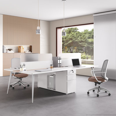 Poste de travail collaboratif pour quatre personnes