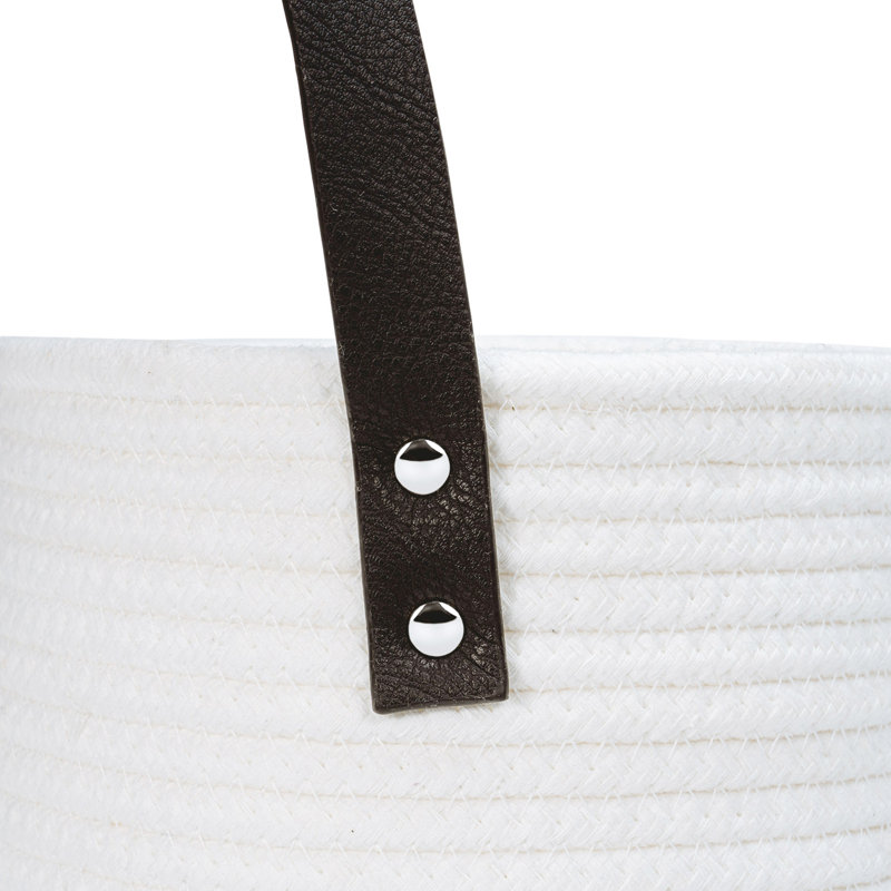 Panier en tissu suspendu à une corde