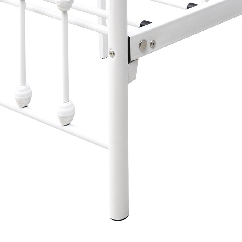 Structure de lit grand format en métal blanc avec tête de lit de style victorien, rangement et support à lattes, support, fonctionnalité longue durée