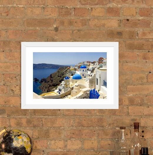 Reproduction de photo « Oia, Santorin, Cyclades, Grèce », H 24 po x l 32 po x P 1 po, Papier encadré blanc