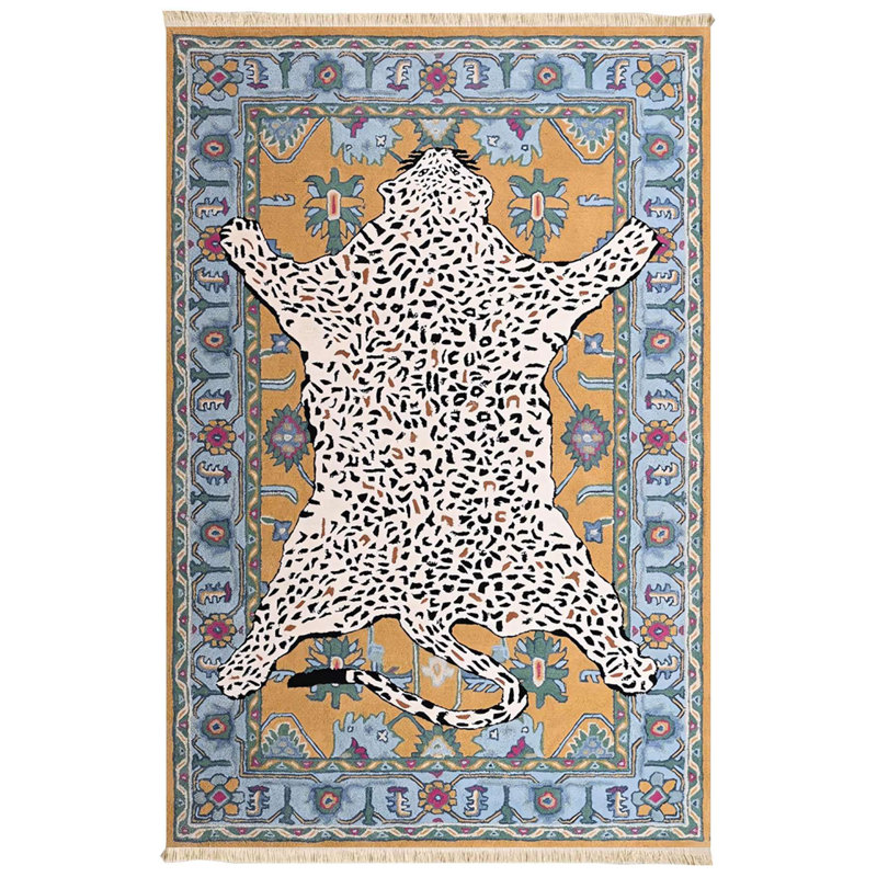 Tapis blanc en peau de léopard