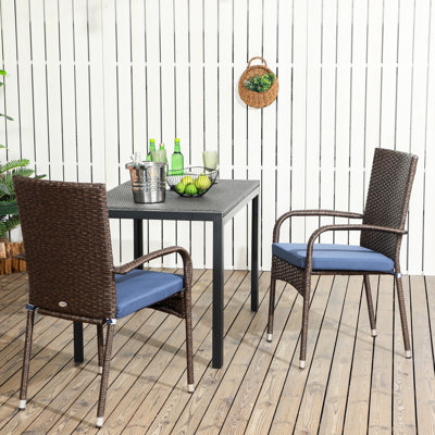 Pe Chaises d'extérieur avec coussins. 2 pour le patio. Et un point de vue tendance. Sièges empilables crème et blanc 2 chaises. Patio et look.