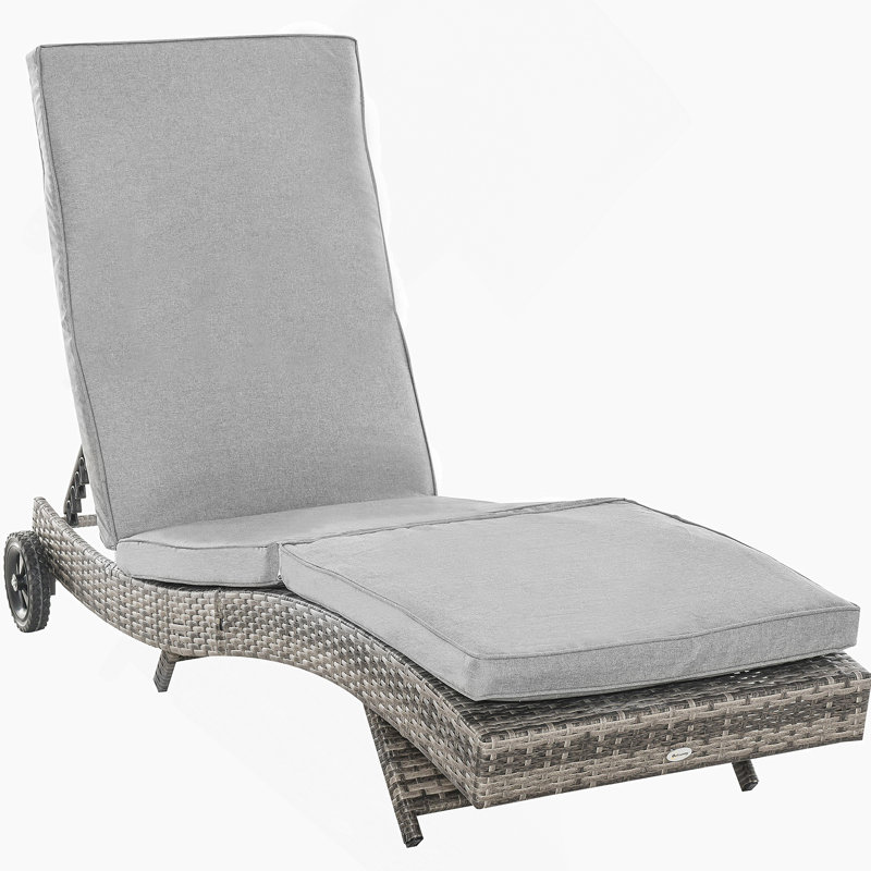 Chaise longue en rotin pour l'extérieur Outsunny avec dossier réglable à 5 niveaux, roues et confort coussiné pour une détente au bord de la piscine